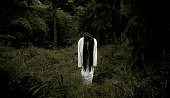 森の中の不気味な日本の幽霊の女性