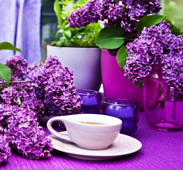 frühlings-tee und lila dekoration - garden party suit stock-fotos und bilder