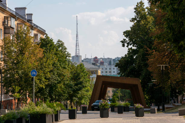 площадь на одной из улиц в центральной части белгорода - belgorod стоковые фото и изображения