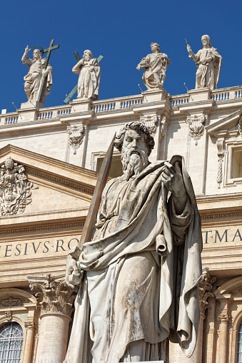 ✓ Imagen de Estatua del apóstol Paul delante de St Peter Basilica, ciudad  del Vaticano (Roma, Italia). Detalle del exterior de fachada en el fondo de  cielo azul. Escultura renacentista del Paul
