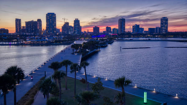 st. pete pier with waterfront skyline at dusk - pete are condo 個照片及圖片檔