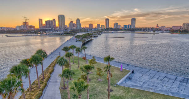 st. pete pier with waterfront skyline at sunset - pete are condo 個照片及圖片檔