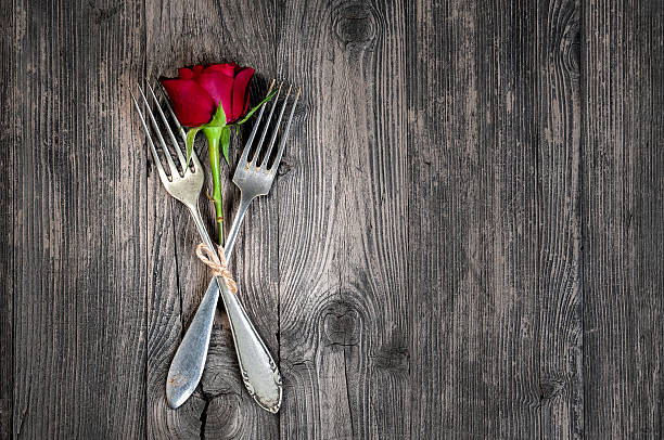 st. valentine's festival table set - plankje plant touw stockfoto's en -beelden