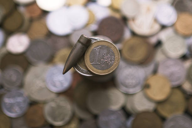 pila de monedas con moneda de euro y viñeta en la parte superior con monedas fondo borroso - rich strike fotografías e imágenes de stock