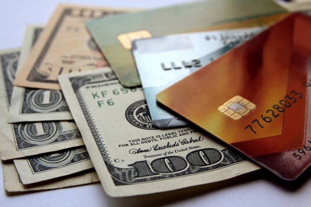 pila de tarjetas de crédito y dólares americanos, vista de primer plano. - pile of credit cards fotografías e imágenes de stock