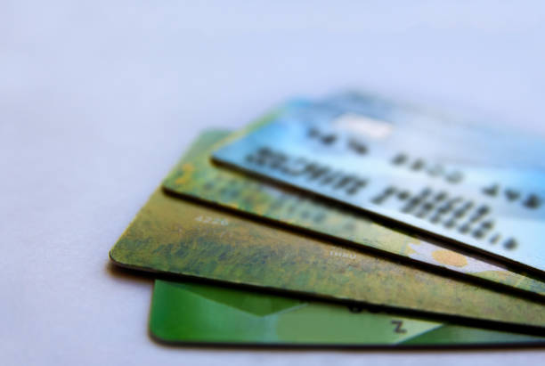 pila de tarjetas de crédito con enfoque selectivo - pile of credit cards fotografías e imágenes de stock