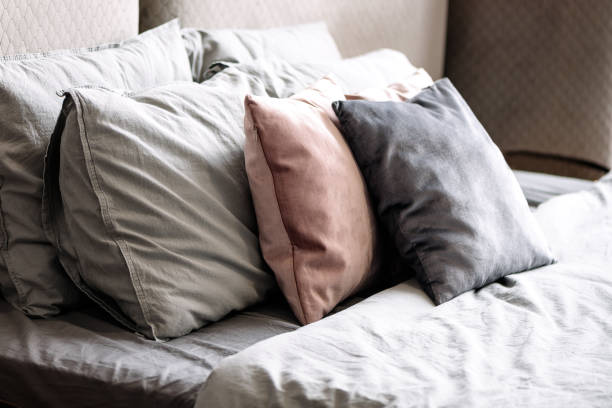 pila de almohadas decorativas dobladas en la cama - foto de stock
