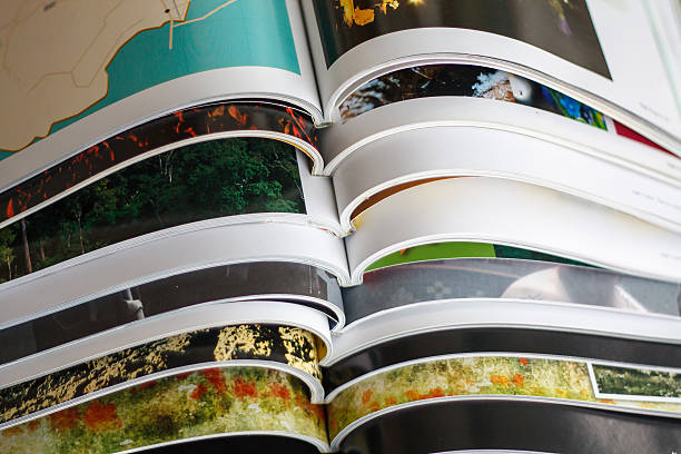 stack of magazines - redactioneel stockfoto's en -beelden