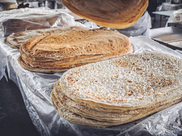stapels van lavash brood verkopen op de boerenmarkt in armenië - armenia stockfoto's en -beelden