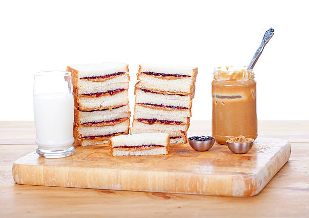 pilas de sándwiches con mantequilla de cacahuete y mermelada - jif fotografías e imágenes de stock