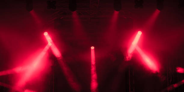 luci di scena sul concerto - red spotlight foto e immagini stock