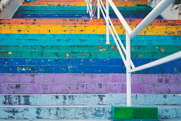 trappen geschilderd in rainbow colors background - focus un focus stockfoto's en -beelden