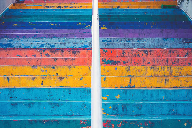 trappen geschilderd in rainbow colors background - focus un focus stockfoto's en -beelden