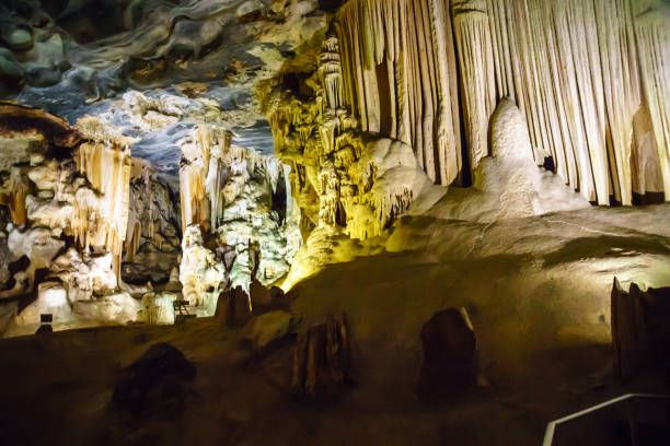 tropfsteinhöhle cango caves südafrika - cango stockfoto's en -beelden