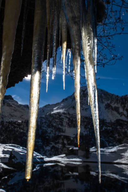 被太陽遮擋的山中的鐘乳石冰 - killington 個照片及圖片檔