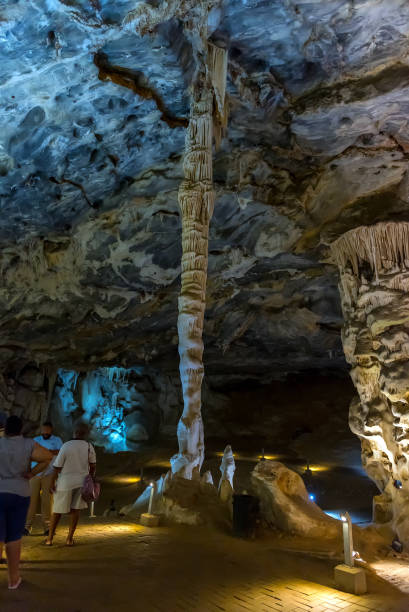 stalagmiet en stalactietzuil in de cango grotten bij oudthoorn - cango stockfoto's en -beelden
