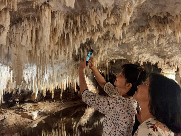 stalagmite snaps - tropfsteinhöhle stalagmiten stock-fotos und bilder