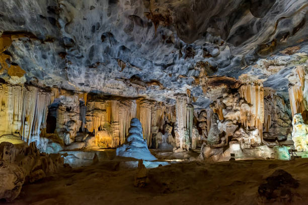 stalagmieten en stalactieten in de cango grotten bij oudthoorn - cango stockfoto's en -beelden