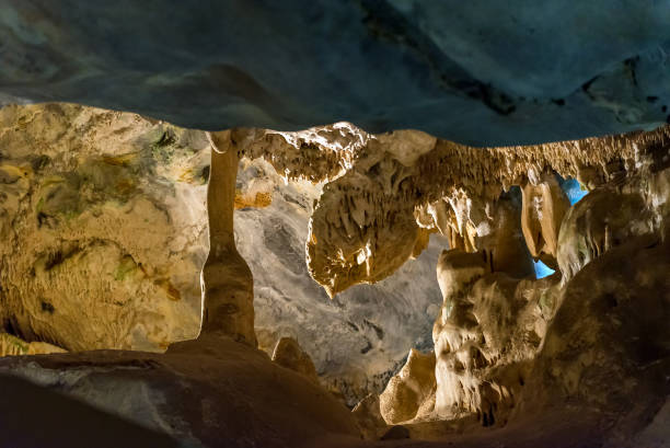 stalagmieten en stalactieten in de cango grotten bij oudthoorn - cango stockfoto's en -beelden