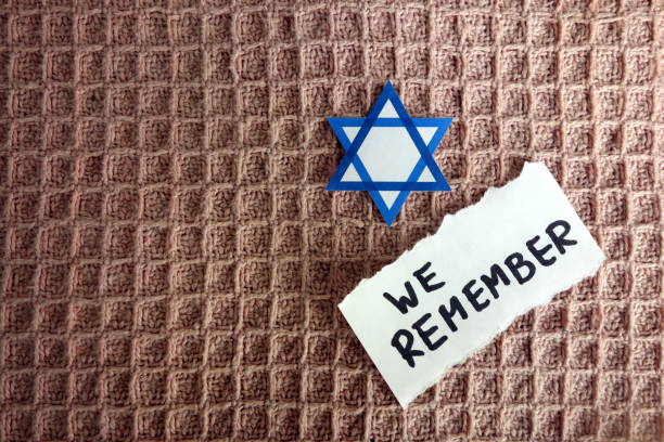 stella di david con testo che ricordiamo, giorno della memoria dell'olocausto - giorno della memoria foto e immagini stock