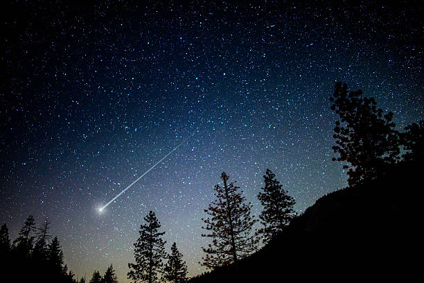 starry night - vallende sterren stockfoto's en -beelden