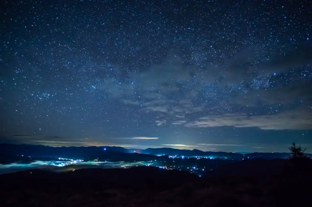 sterrenhemel over de stad in de mist - night sky stockfoto's en -beelden
