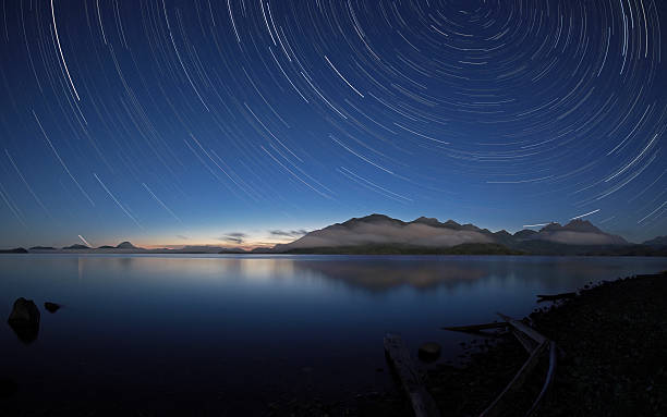 sterne über kennedy lake, vancouver island, kanada - langzeitbelichtung stock-fotos und bilder