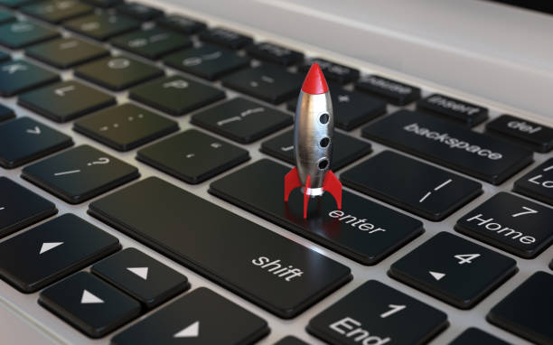 start up 3d concept, ruimteschip raket op de laptop toetsenbord - launch stockfoto's en -beelden