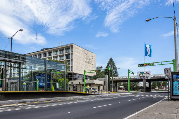 市内のシビックセンターの中心に位置するbrt(バス高速輸送)駅バンコ・デ・グアテマラ(グアテマラ銀行) - バス高速輸送システム 写真 ストックフォトと画像