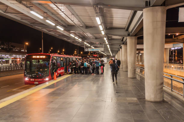ボゴタのトランスミレニオバスシステムの駅。 - バス高速輸送システム 写真 ストックフォトと画像