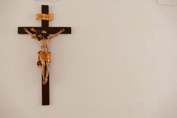 statue de jésus christ sur la croix en bois - good friday photos et images de collection