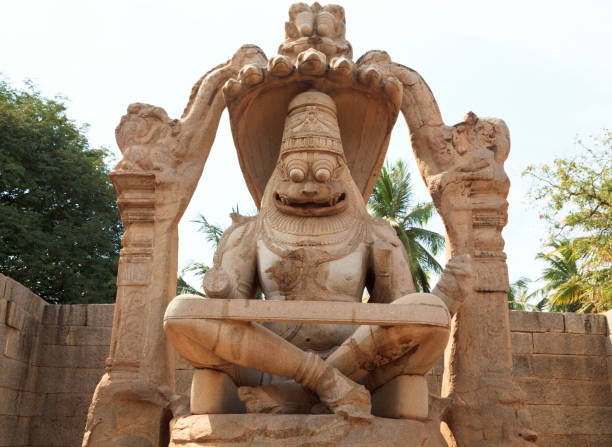 standbeeld van narasimha, karnataka, hampi, india, ruïnes van de stad van vijayanagar - hampi stockfoto's en -beelden