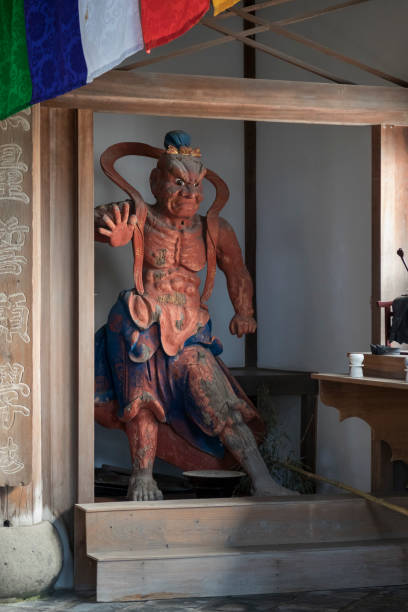 estatua de nio, guardián y protector frente al templo de kotaiji - ni��o fotografías e imágenes de stock