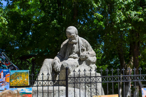 andriyivskyy uzviz 하강 또는 spusk 시내에서에서 유명한 우크라이나 시인 타라스 셰우첸코의 동상 - shevchenko 뉴스 사진 이미지