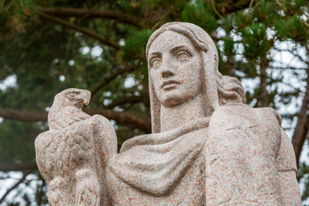 статуи на американском кладбище недалеко от пляжа омаха - colleville стоковые фото и изображения