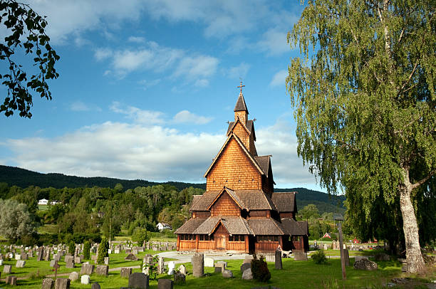 igreja medieval de madeira na noruega - feddal imagens e fotografias de stock