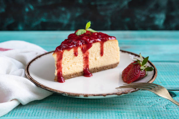 stawberry cheesecake - deeggerechten stockfoto's en -beelden