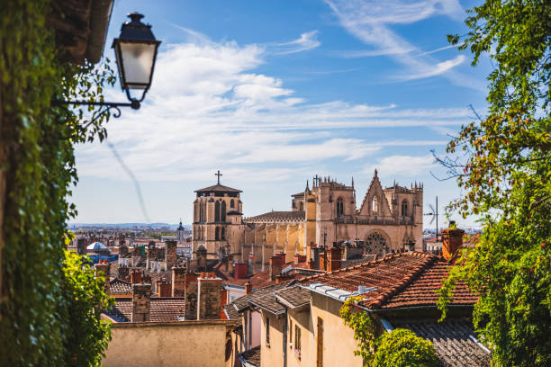 fourviere traboule ve vieux lyon bölgesinin yamaçlarından görülen lyon fransız kentinde görkemli st jean katedrali gizli görünümü - lyon stok fotoğraflar ve resimler