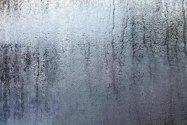 steamy window with water drops - condensatie stockfoto's en -beelden