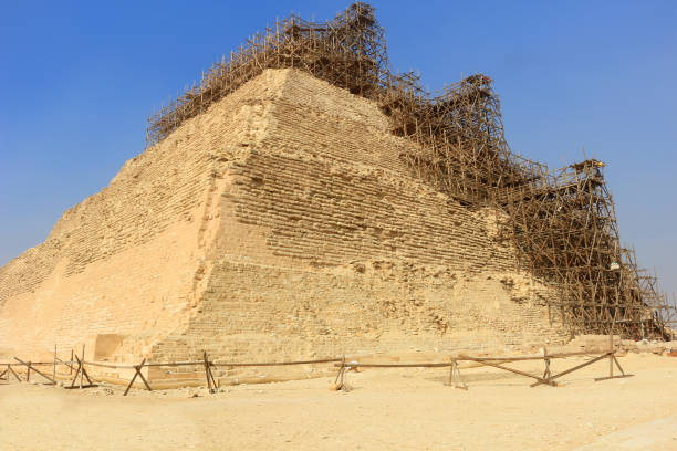 steg pyramid av djoser under renovering och konservering i saqqara, egypten - building a pyramid bildbanksfoton och bilder
