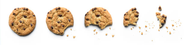 stappen van chocolate chip cookie wordt verslonden. geïsoleerd op witte achtergrond. - koekje stockfoto's en -beelden
