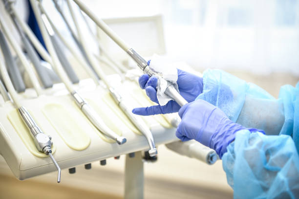 sterilisierte medizinische geräte in einer zahnklinik während der coronavirus-pandemie - zahnarztausrüstung stock-fotos und bilder