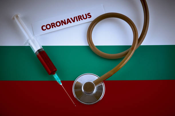 stethoskop und spritze auf bulgarien-flagge mit coronavirus-label - bulgarien stock-fotos und bilder