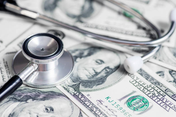 Stethoscope on the dollars. Medical costs. Healthcare payment concept. Concept of analysis of the market and economy and interest rates Stethoscope on the dollars. Medical costs. Healthcare payment concept. Concept of analysis of the market and economy and interest rates expense stock pictures, royalty-free photos & images