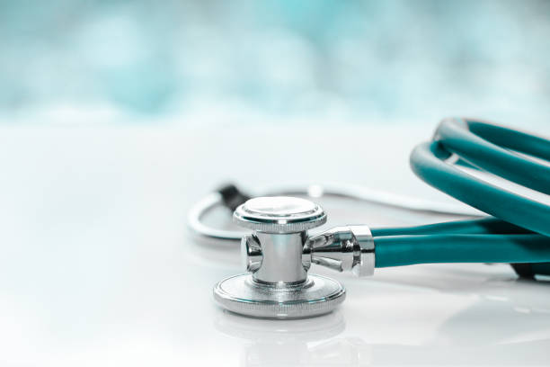 stetoskop eller phonendoscope på en läkares vita skriv bord på molnigt morgon. behandling av förkylning eller influensa. - hälsovård och medicin bildbanksfoton och bilder