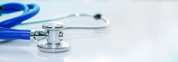 stetoskop atau phonendoscope di meja putih dokter. pengobatan pilek atau flu, ukuran spanduk - stetoskop peralatan medis potret stok, foto, & gambar bebas royalti