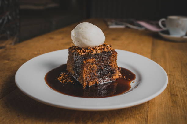 Sticky toffee pudding traditional sticky toffee pudding dessert sticky stock pictures, royalty-free photos & images