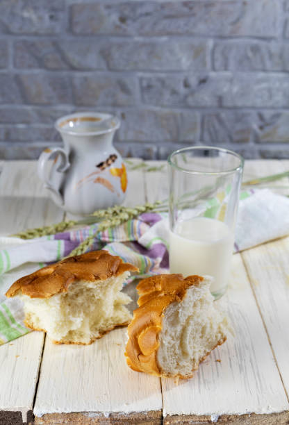 stilleven van sneetjes brood, melk en tarwe op grijze achtergrond wand. - bread still life brown wall stockfoto's en -beelden