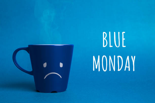 파란색 배경에 파란색 월요일 컵의 스톡 사진 - blue monday 뉴스 사진 이미지