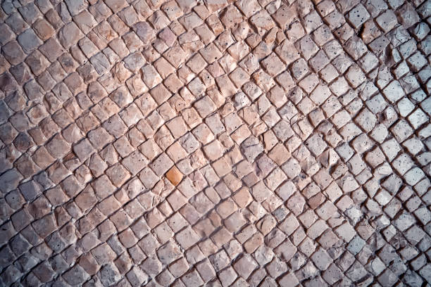 sfondo in pietra. il percorso è costituito da un mosaico in pietra. trama della pietra, vista dall'alto - floor top view foto e immagini stock